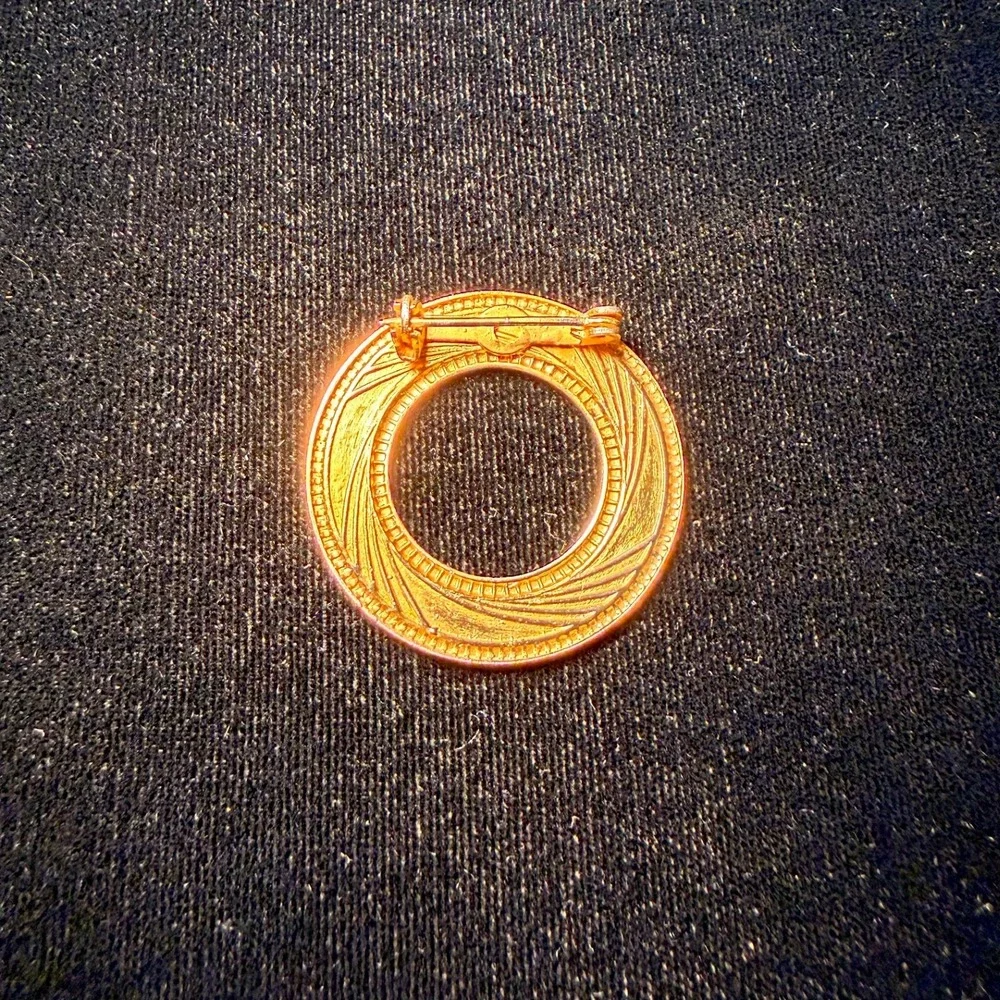 Vintage Gold‎ Tone Textured Circle Brooch Geometric Open Wreath Pin 1.5 Inch 70s